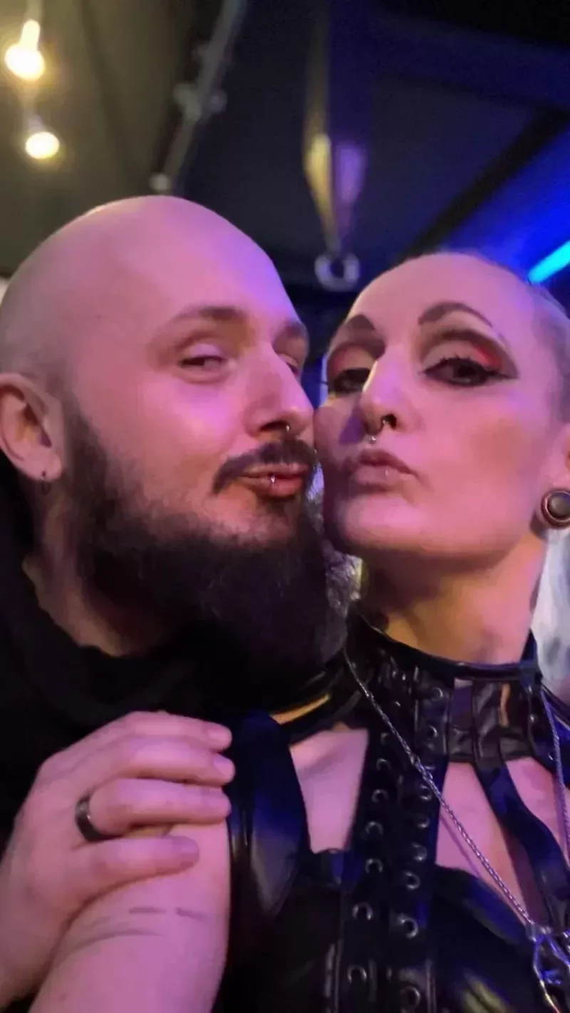 Domina posiert für ein sinnliches Porträt beim Fotoshooting in Karlsruhe